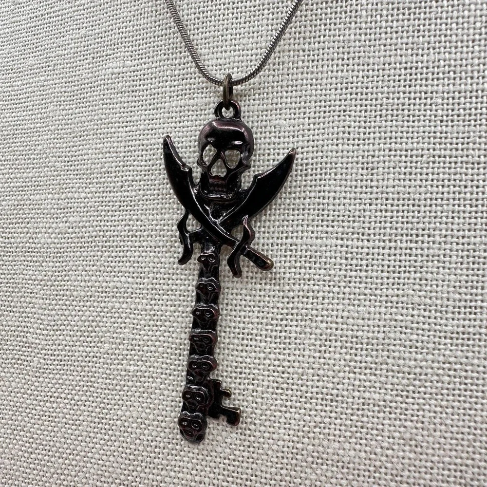 Vintage Y2K Silver Tone Snake Chain Pirate Skull Key Pendant‎ Necklace Jewelry